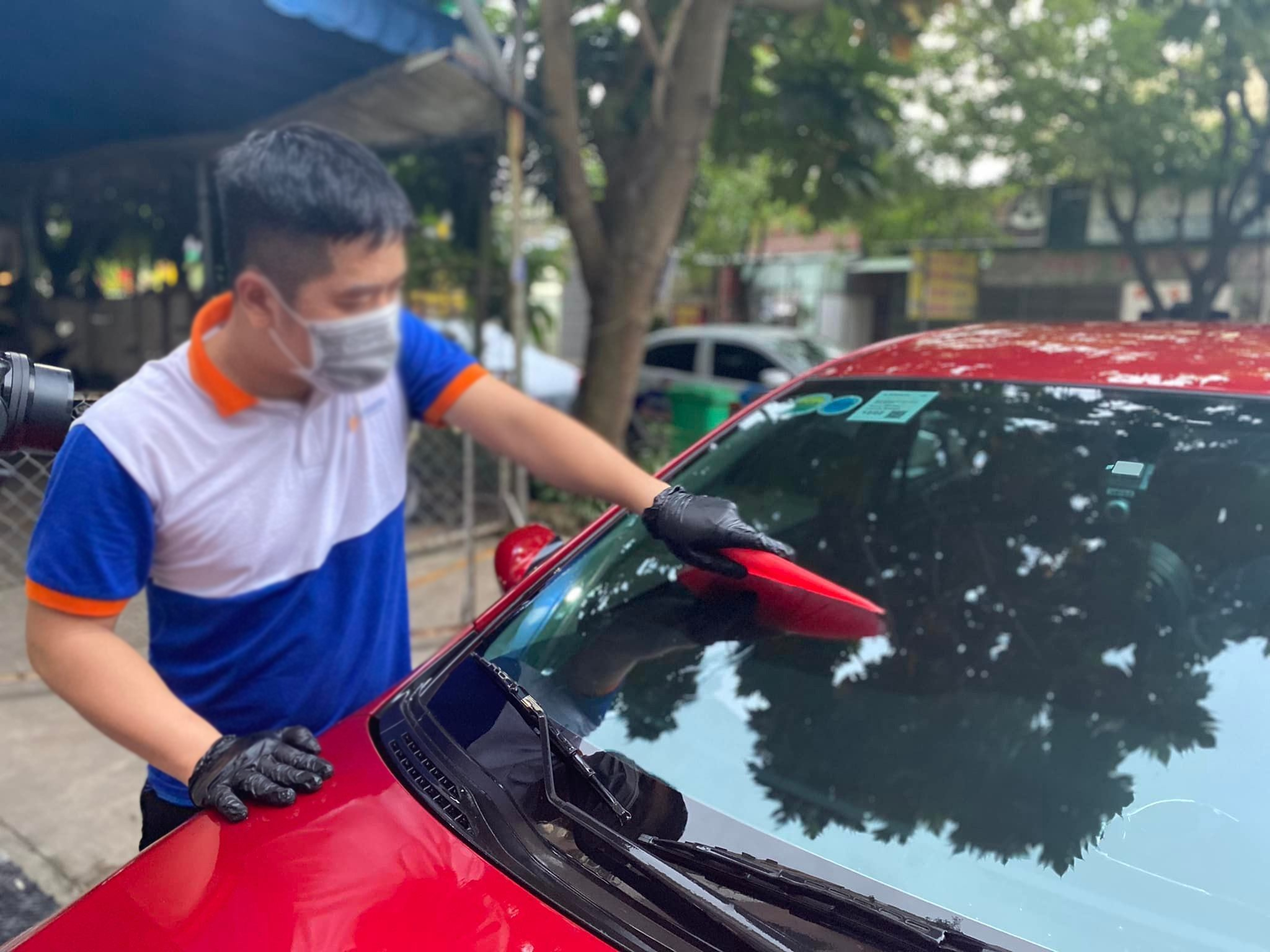 Lưu ý khi tự rửa xe ô tô tại nhà - Lau theo chiều dọc/thẳng, tránh xoay tròn