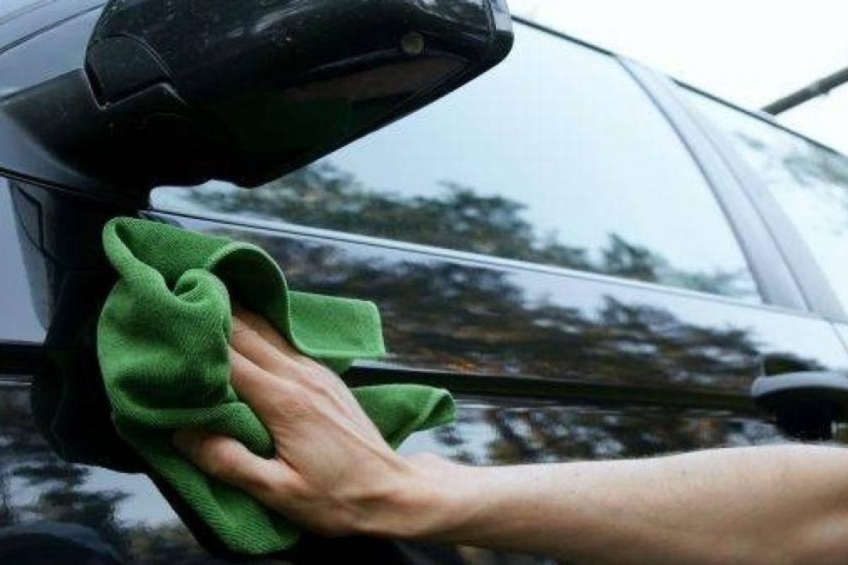 Lưu ý khi tự rửa xe ô tô tại nhà - Sấy hoặc lau khô ngay sau khi rửa