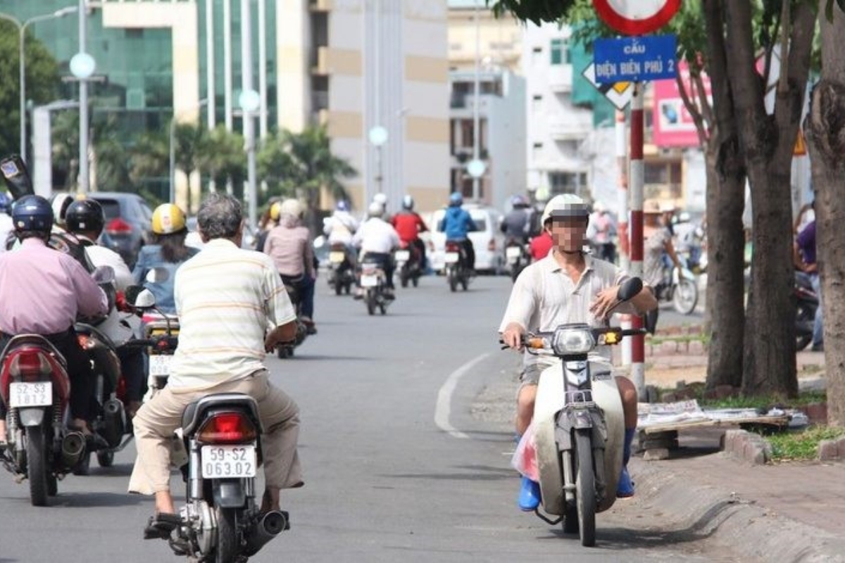 Mức phạt lỗi chạy ngược chiều năm 2025 đối với xe máy