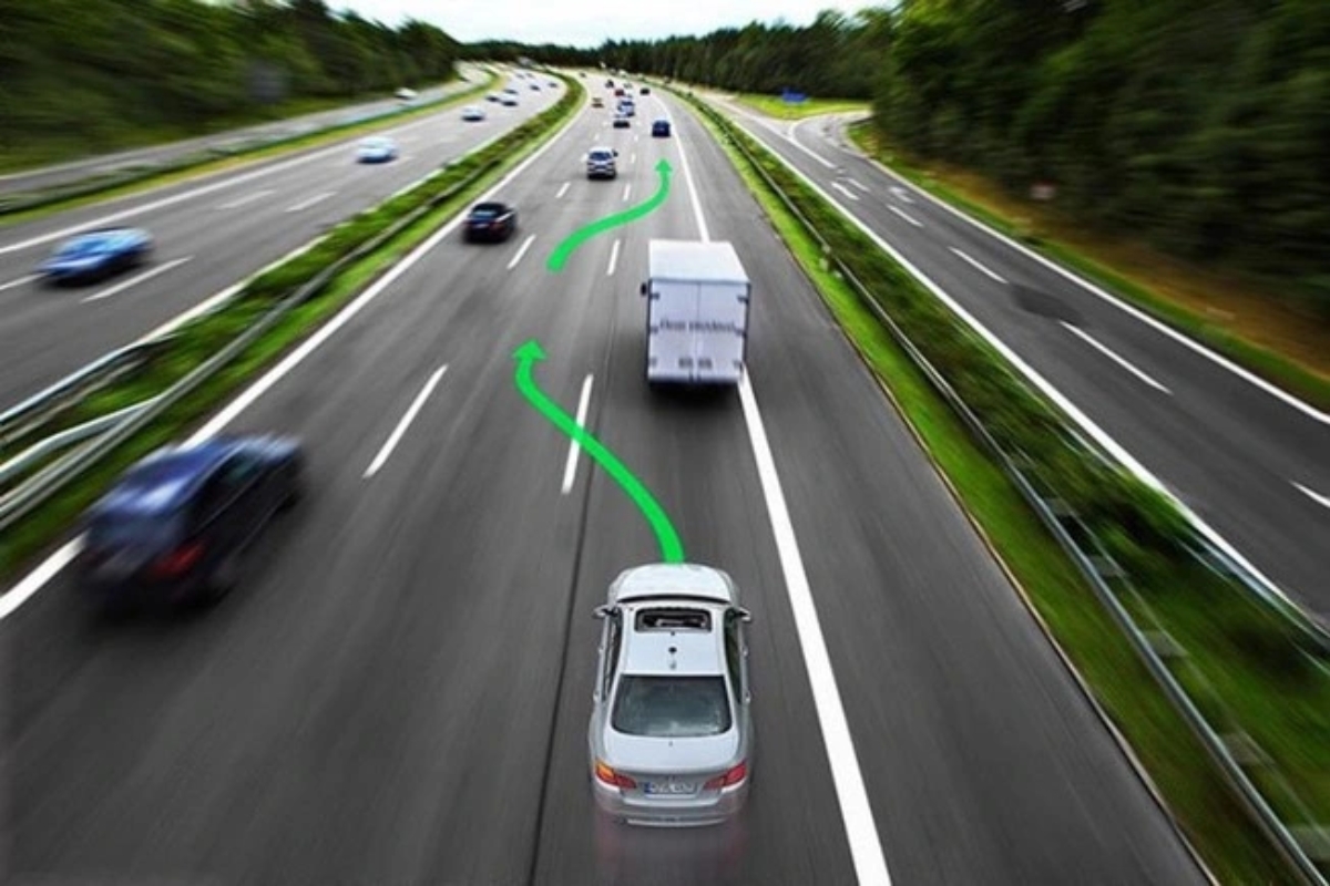 Mức phạt lỗi chuyển làn đường không đúng quy định năm 2025 (1)